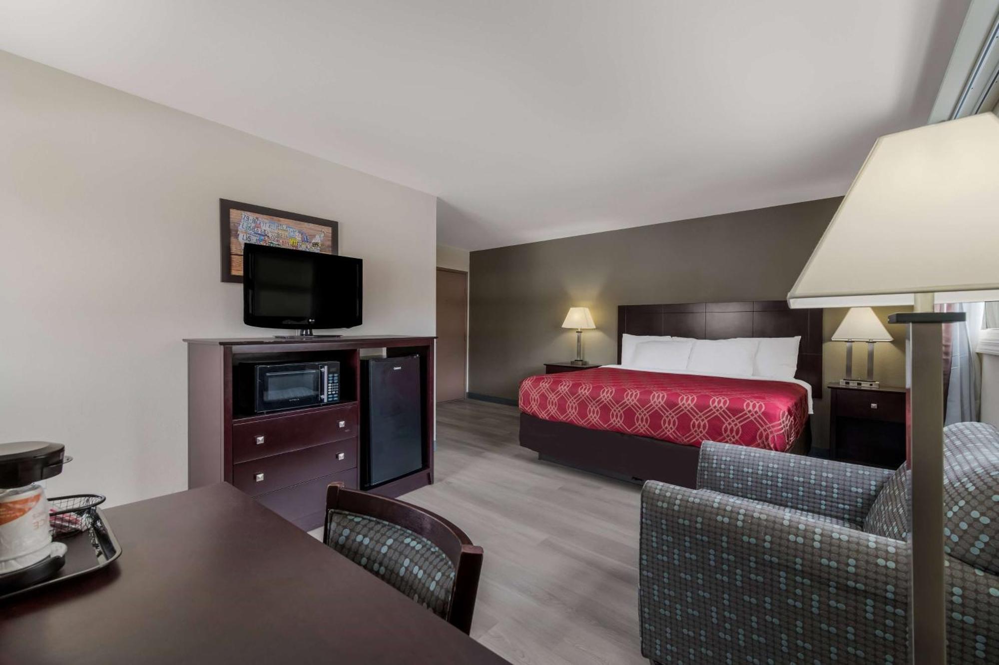 Baymont By Wyndham Iron Mountain Hotell Exteriör bild